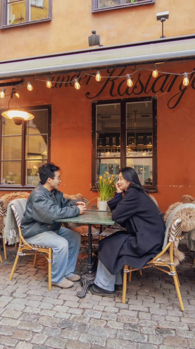 Two guests chatting at a café terrace on Mingyang's Stockholm tour