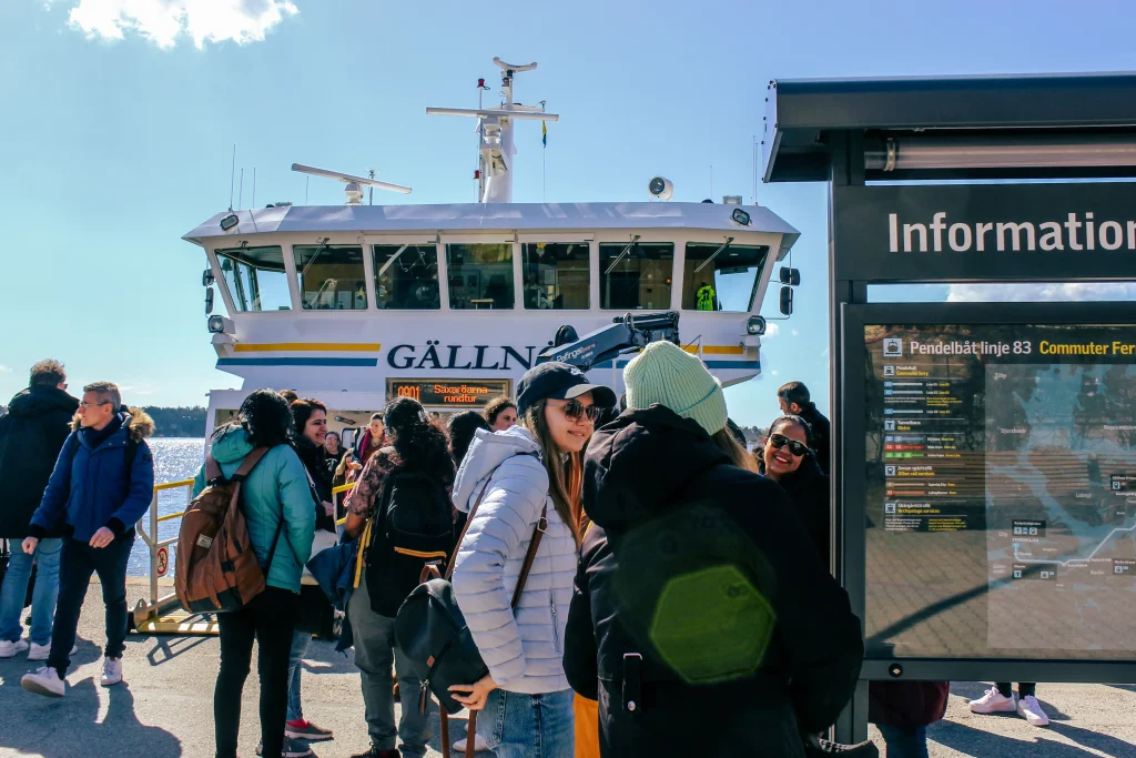 Guests by the archipelago ferry on the Stockholm & Vaxholm tour