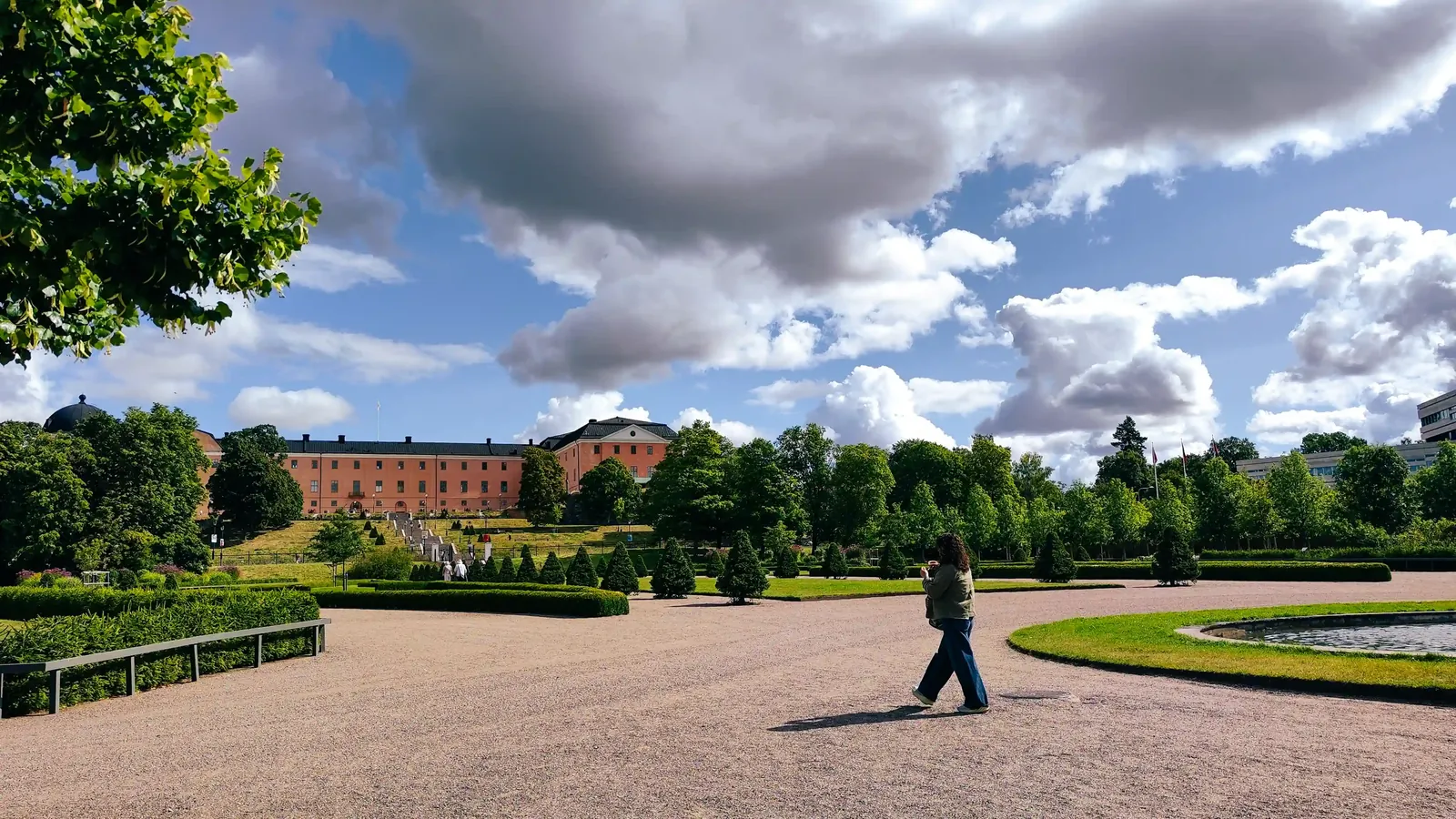 A Local Xpert guiding guests around Uppsala Castle