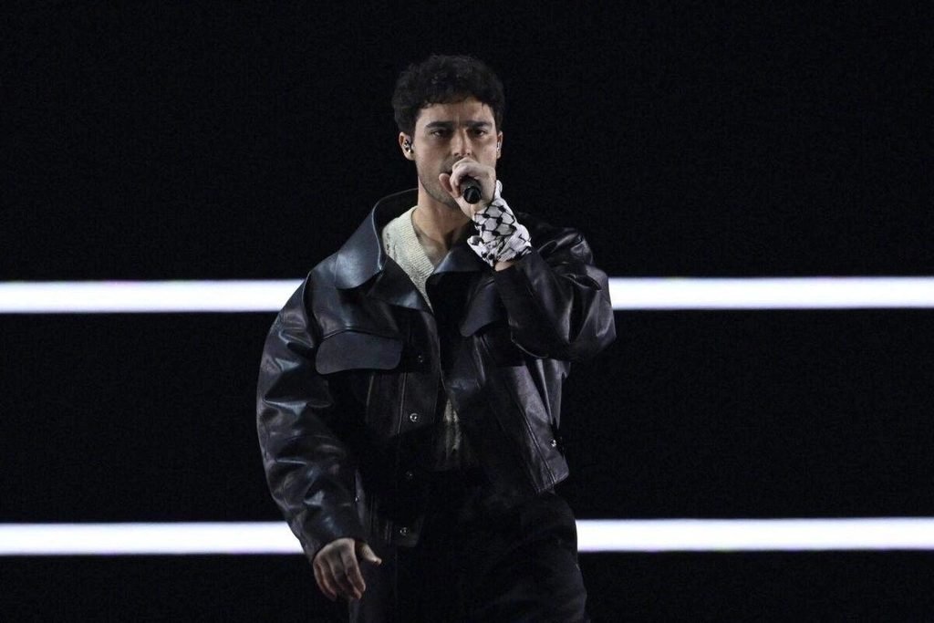 Eric Saade wearing a keffiyeh