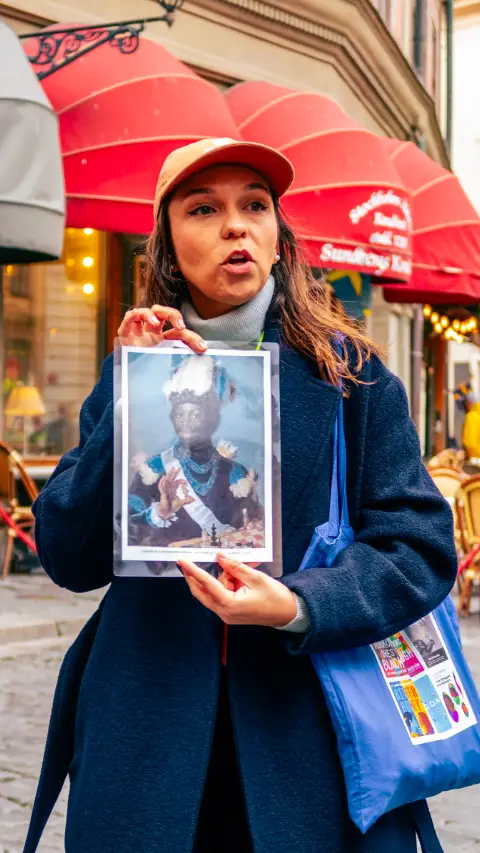 Ana showing a photo on the Lola Akinmade Book Club tour