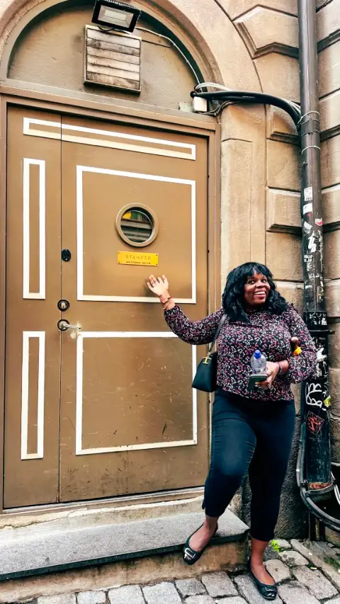 Guest at a Gamla Stan doorway on the Lola Akinmade tour